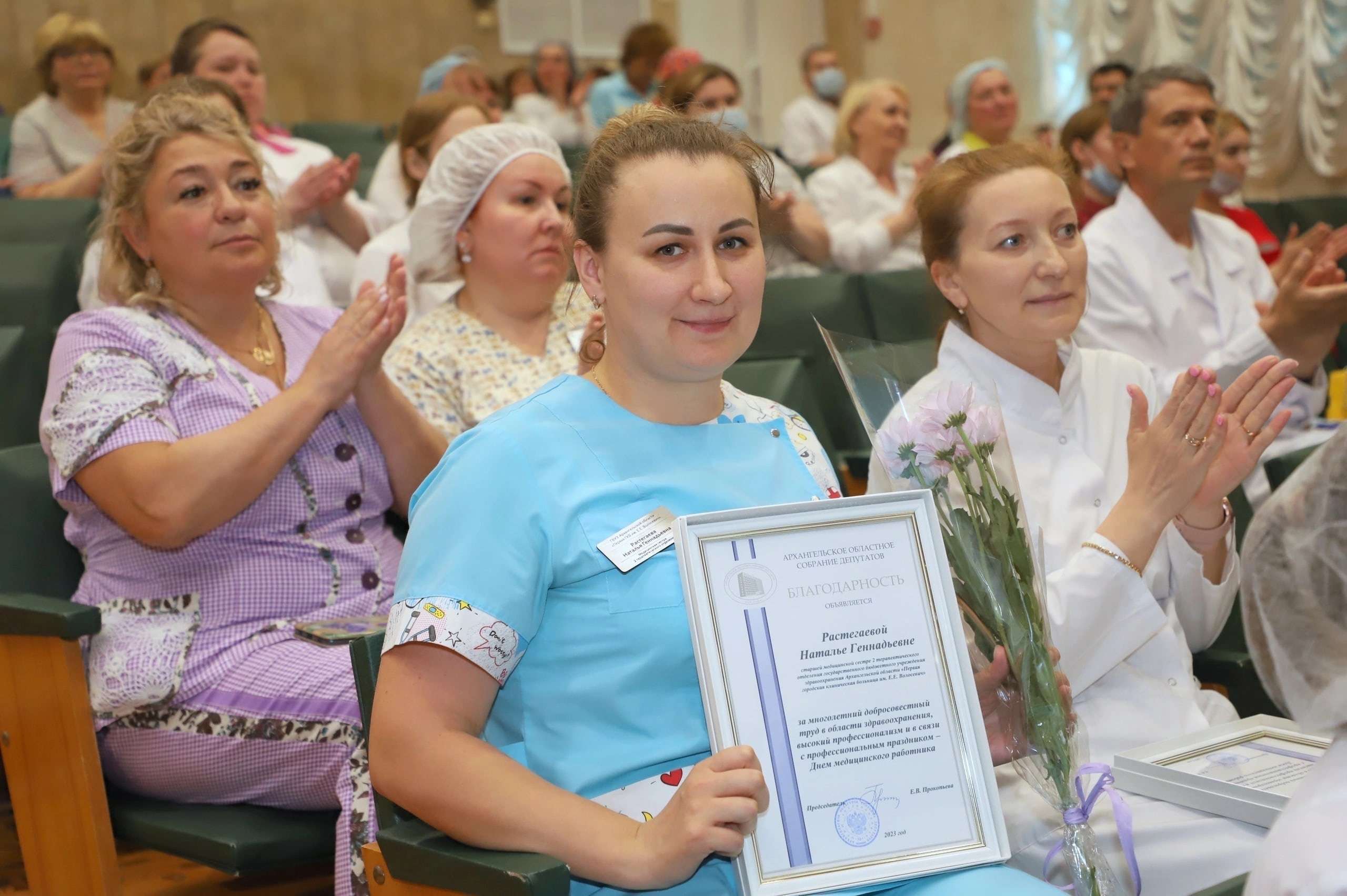 Награды за верность профессии вручили сотрудникам Первой городской больницы  имени Е. Е. Волосевич